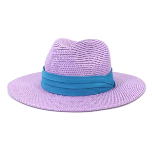 Gros plan détail du chapeau de paille violet tissé avec ruban bleu chapeau de plage.
