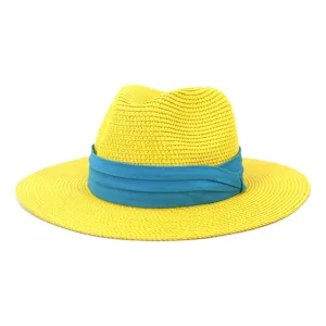 Detail de chapeau de paille jaune avec ruban bleu, parfait pour la plage et le soleil.