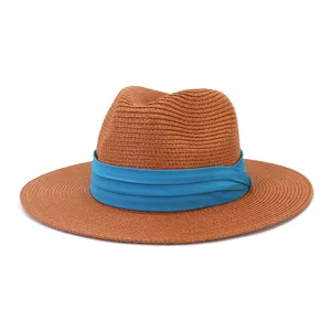 Chapeau fedora en paille marron avec ruban bleu, idéal pour la plage et protection solaire.