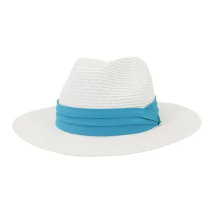 Vue détaillée du chapeau de paille blanc avec ruban bleu pour la protection solaire.