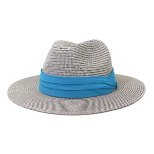 Chapeau fedora en paille grise classique pour hommes et femmes avec ruban bleu stylé l'été.
