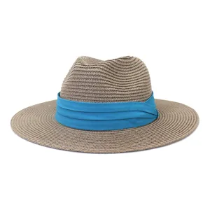Vue détaillée du chapeau de paille d'été avec bande en tissu bleu vif pour la protection solaire.