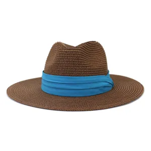 Vue détaillée du chapeau de paille marron élégant avec un ruban bleu vif contrasté.