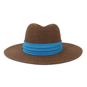 Vue rapprochée détaillée du chapeau de paille tissé marron avec un ruban bleu élégant.