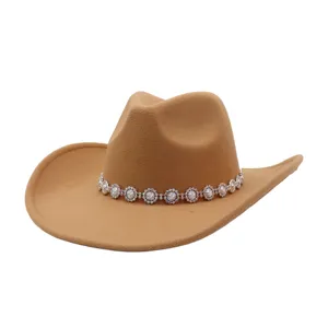 Gros plan détail de la décoration de chaîne en strass scintillante sur chapeau de cowboy en feutre
