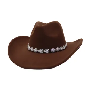 Chapeau de cowboy en feutre marron avec bande de fleurs en strass étincelantes et chic.