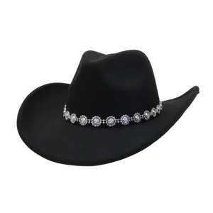 Vue détaillée du chapeau de cowboy en feutre de laine noire avec bande de strass étincelante.