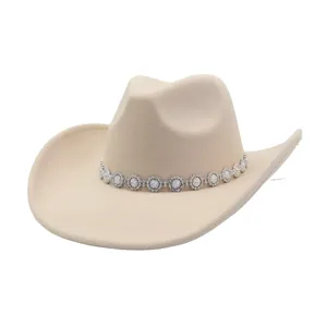 Chapeau de cowboy en feutre beige avec chaîne de strass étincelante, style cavalier.