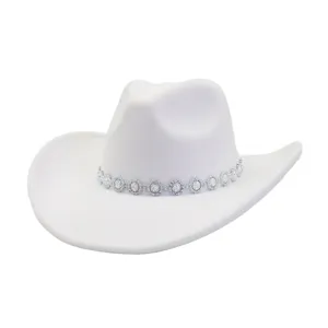 Chapeau de cowboy occidental en feutre de laine blanche avec bande de fleurs en strass.