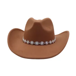 Chapeau de cowboy en feutre de laine marron avec bande de fleurs strass, détail.
