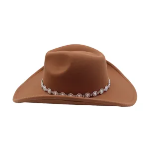 Chapeau de cowboy en feutre western avec chaîne en strass, chapeau marron élégant et chic.
