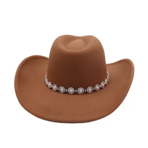 Vue détaillée d'un chapeau de cow-boy western en feutre de laine marron avec chaîne de strass.