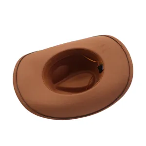 Vue détaillée de l'intérieur du chapeau de cowboy en feutre marron, doublure soignée.
