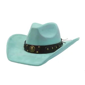 Clásico sombrero de vaquero occidental turquesa con banda de cuero tachonado y ala ancha.