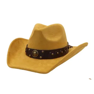 Vista detallada del sombrero de vaquero occidental de ante amarillo con banda con tachuelas.