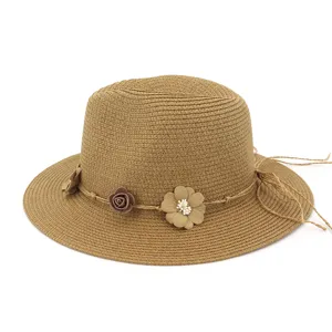 Detailansicht des Damen Strohsonnenhut mit Stoffblumen und Kordel fur Strandurlaub.