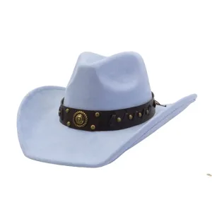 Vista detallada del sombrero de vaquero western de ante azul claro con banda con tachuelas.