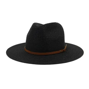 Zwarte strooien fedora hoed detail, zomer strand zonnehoed met bruine lederen riem gesp.