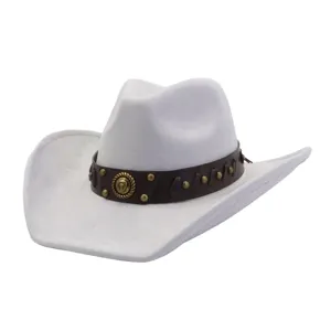 Vista detallada de un sombrero de vaquero de ante blanco con tira de cuero y hebilla.