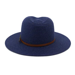 Donkerblauwe strooien fedora hoed met bruine lederen band, ideaal voor de zomerzon bescherming.