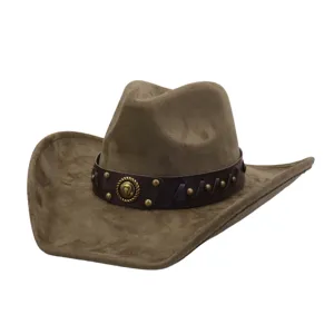 Primer plano detallado del sombrero de vaquero de ante marrón con banda de cuero y metal.