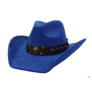 Detalle del sombrero de vaquero western de ante azul con tira de cuero marrón y tachuelas.