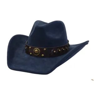 Sombrero vaquero ante azul oscuro con banda de cuero marrón y tachuelas metálicas estilo western