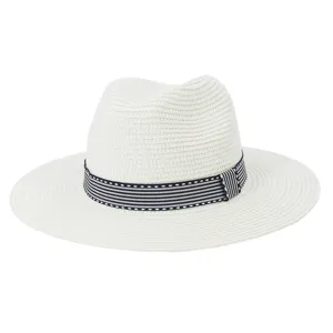 Gros plan du chapeau de paille blanc, avec une couronne fedora classique et un ruban rayé.