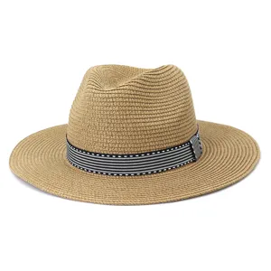Vue détaillée du chapeau de paille d'été, ruban noir et blanc classique, protection solaire.