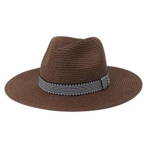 Detail chapeau fedora paille marron, chapeau de soleil tisse avec ruban bicolore ete.