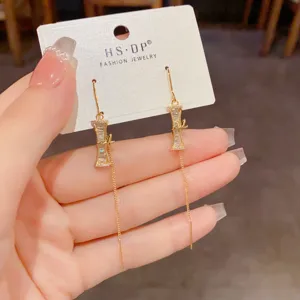 Boucles d'oreilles longues glands bambou zircon, détails élégants et raffinés.