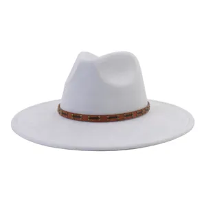Clásico sombrero fedora gris de ala ancha con banda tachonada, sombrero de fieltro.