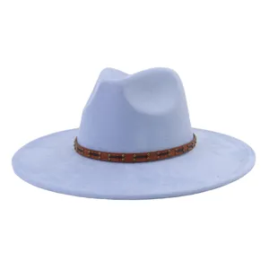 Vista detallada del sombrero fedora de ante azul claro con una correa de cuero marrón con tachuelas.