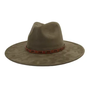Primer plano del sombrero de ante elegante con un cinturón de cuero tachonado y ala plana.