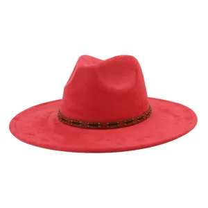 Detalle de primer plano de sombrero fedora de ante rojo con ala ancha y banda con tachuelas.