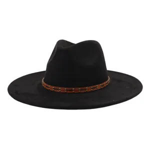 Detalle en primer plano del sombrero fedora negro con elegante banda de cuero con estoperoles.