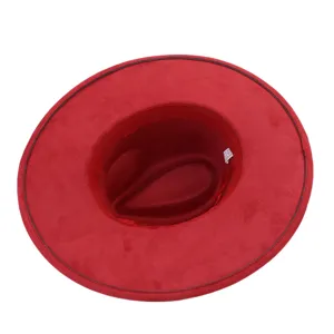 Vista detallada del interior del sombrero fedora de ante rojo con etiqueta de calidad.
