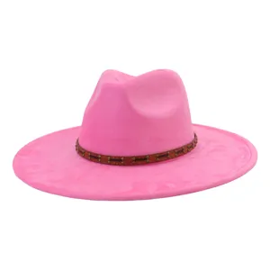 Sombrero fedora rosa con cinturón marrón con tachuelas, sombrero de jazz de ala ancha.