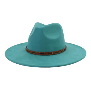 Detalle del sombrero de ante turquesa, textura suave y banda de cuero con tachuelas.