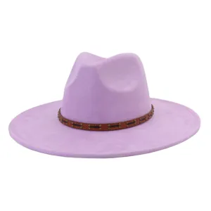 Elegante sombrero fedora de ante morado con cinturón de tachuelas marrones, ala plana, moda.