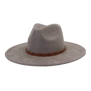 Sombrero fedora gris de ante con ala ancha y detalle de correa de cuero con tachuelas marrones.