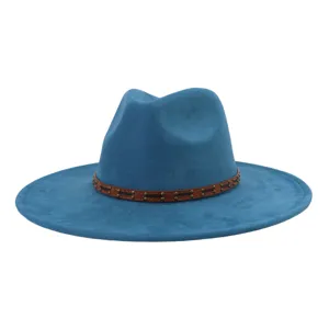 Detalle sombrero fedora de ante azul, banda de cuero marrón con tachuelas, ala ancha jazz.