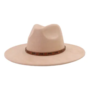 Sombrero fedora beige de ala ancha estilo ante jazz con cinturón marrón con tachuelas