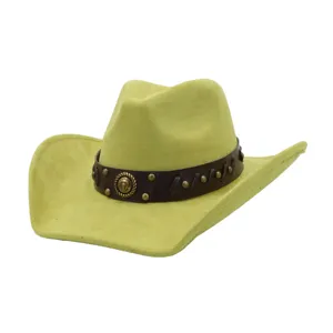 Sombrero de vaquero de ante verde lima con banda de cuero marrón y detalles metálicos.