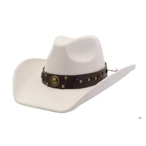 Sombrero de vaquero western de ante blanco con banda de cuero marrón y tachuelas, ala ancha.
