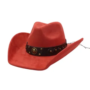 Detalle de cerca del sombrero de vaquero de ante rojo con banda de cuero marrón y tachuelas.