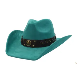 Detalle sombrero vaquero western de ante azul, sombrero fedora jazz ala ancha con tachuelas.