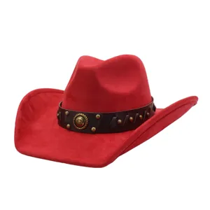 Vista detallada del sombrero de vaquero western de ante rojo con banda de cuero y hebilla.