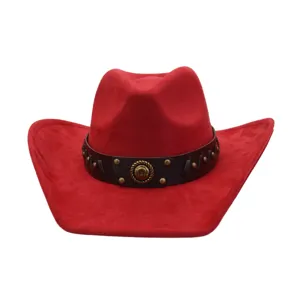 Detalle cercano de sombrero vaquero occidental de ante rojo con banda de cuero marrón y tachuelas.