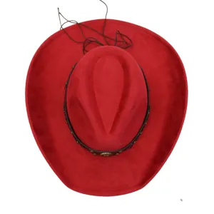 Sombrero de vaquero occidental de ante suave rojo con ala ancha y banda de cuero con tachuelas.